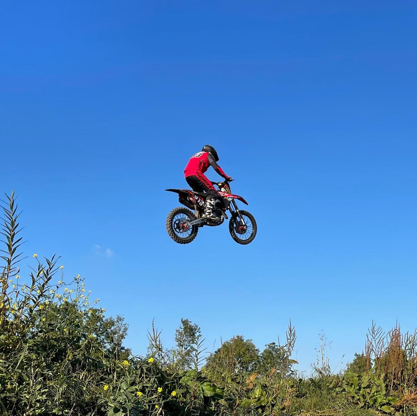 #flasbackfriday to #airportmx
Wish the upcoming weekend would look like this! 😃
Tired of that winter that is not even a real winter anymore... 
Who is riding this weekend?

#motosoul #motocross #mx #riding #flyhigh #freising #freisingerbaer #twentysuspension #motorradwaldmann #honda #crf450 #fox #xfighters @twentysuspension @motorradwaldmann @redbullspecteyewear @mscfreisingerbaer @semicolondigital @hondamotorrad_de @redbullxfighters